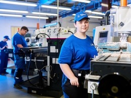 „Baví mě sledovat, jak z kusu materiálu vzniká něco, co má využití,“ říká obráběčka kovů Nela